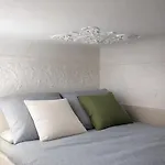 Design Loft Near National Theatre Apartment